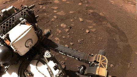 Tàu thăm dò của NASA lăn bánh lần đầu tiên trên Sao Hỏa