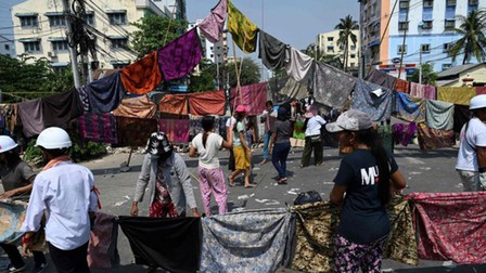 Vì sao người biểu tình Myanmar treo quần áo phụ nữ trên đường phố?