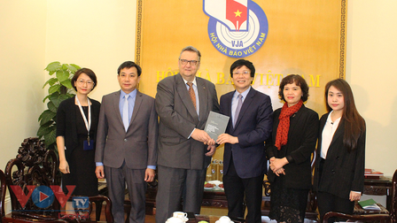Đại sứ đặc mệnh toàn quyền Phần Lan tại Việt Nam tặng sách cho nhà báo Phan Quang