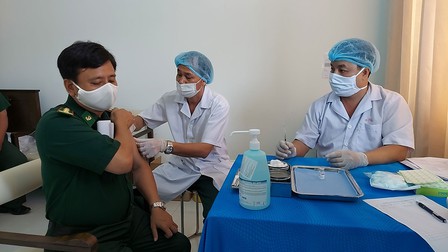 Kiên Giang: Tiêm vaccine Covid-19 đầu tiên cho cán bộ chiến sỹ Bộ đội Biên phòng