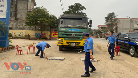 Thanh tra Sở GTVT tỉnh Hòa Bình tăng cường xử lý xe quá khổ, quá tải trên địa bàn