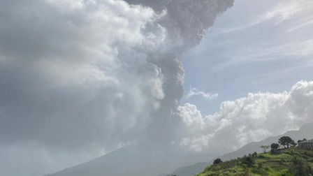 Núi lửa phun trào phủ tro bụi kín cả một quốc đảo