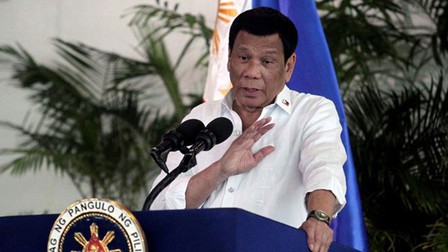 Tổng thống Philippines 'tái xuất' sau tin đồn đã chết