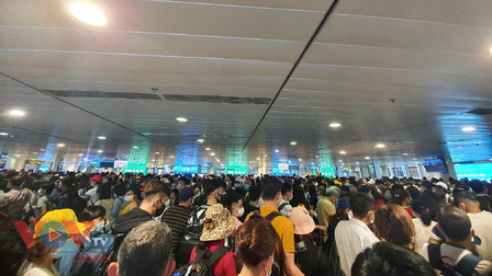 Tiếp tục ùn tắc ở cửa soi chiếu an ninh sân bay Tân Sơn Nhất