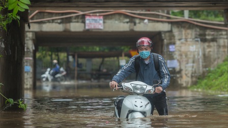 Đại lộ Thăng Long ngập sâu, nhiều phương tiện chết máy