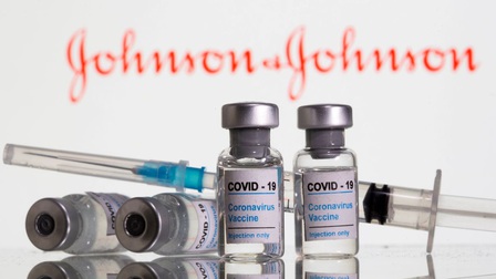 Mỹ xem xét nguy cơ tiềm ẩn tác dụng phụ từ vaccine của Johnson & Johnson