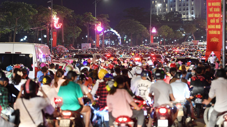 'Biển người' xem pháo hoa, đường phố Việt Trì tắc nghẽn