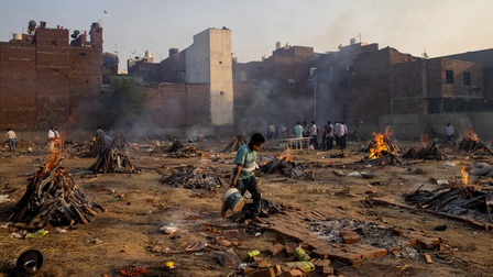 Ấn Độ: Lò hỏa thiêu quá tải, phải lập bãi thiêu tạm thời ngay cạnh khu dân cư