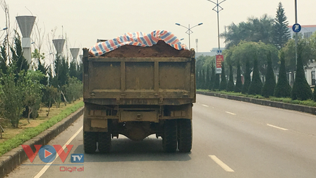 Xe tải chở đất có ngọn vô tư hoạt động giữa TP Lai Châu, ảnh hưởng nghiêm trọng đến đời sống dân sinh