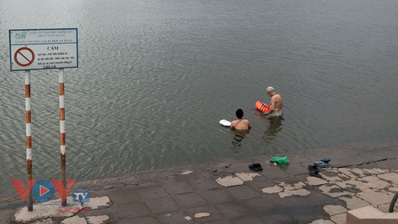 Người dân Thủ đô bơi lội ở bãi tắm tự phát bất chấp biển cấm