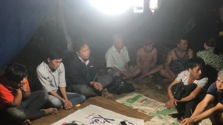 Tiền Giang: Tiếp tục bắt giữ 12 đối tượng tham gia cờ bạc tại vườn mít giữa đêm tối