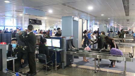 Nâng cấp độ an ninh, khách không có khẩu trang không được vào sân bay