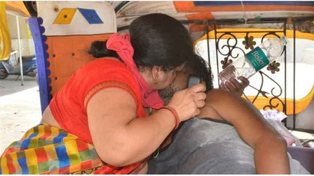 Bức ảnh vợ hồi sức cho chồng mắc COVID-19 đang hấp hối chấn động Ấn Độ