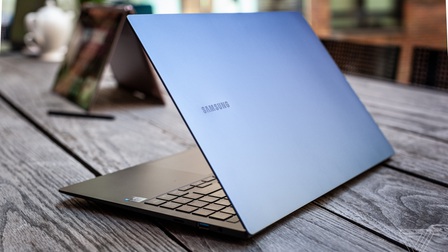 Samsung ra mắt laptop Windows màn hình OLED, nặng chưa tới 1 kg