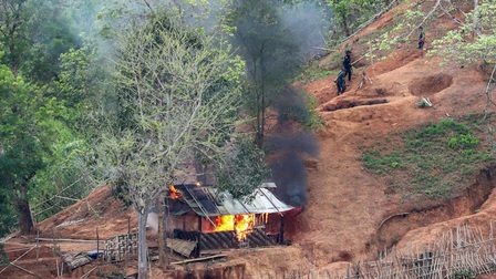 Myanmar không kích dữ dội phiến quân, dân thường tháo chạy sang Thái Lan