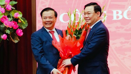 Trao quyết định phân công ông Đinh Tiến Dũng làm Bí thư Thành ủy Hà Nội