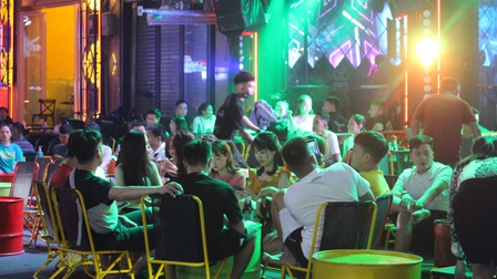 TP.HCM: Tạm dừng hoạt động karaoke, vũ trường, quán bar từ 18 giờ tối 30/4