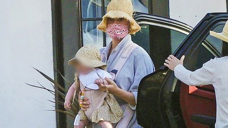 Katy Perry mặc bộ đồ giản dị địu con gái cưng ra phố dạo chơi
