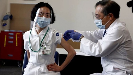Nhân viên y tế Nhật Bản nhiễm Covid-19 sau khi tiêm vaccine