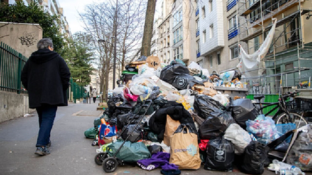 Thành phố Paris hoa lệ ngập trong rác thải
