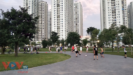 Hà Nội: Công viên hồ điều hòa thành phố Giao Lưu đông vui như không hề có dịch
