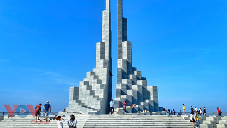 Check-in 'đầy bộ nhớ' với tháp Nghinh Phong tại Phú Yên