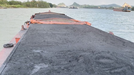 Quảng Ninh: Bắt tàu vận chuyển chở 800 tấn bã xít thải lậu