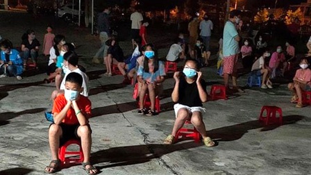 Lai Châu khẩn cấp lấy mẫu xét nghiệm của 70 học sinh tiểu học ngay trong đêm