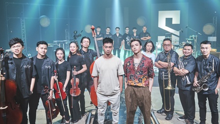 Soobin Hoàng Sơn hát cùng 32 nhạc công trong 'The Playah'