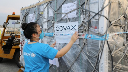 Gần 1 triệu 700 liều vaccine COVID-19 đã về tới Việt Nam