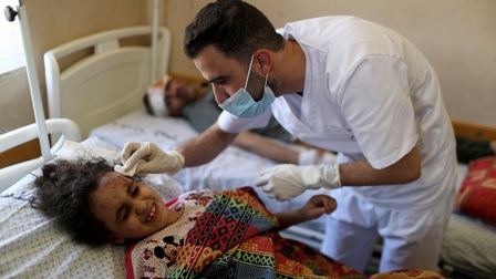 Cô bé Palestine 6 tuổi sống sót sau 7 tiếng nằm dưới đống đổ nát