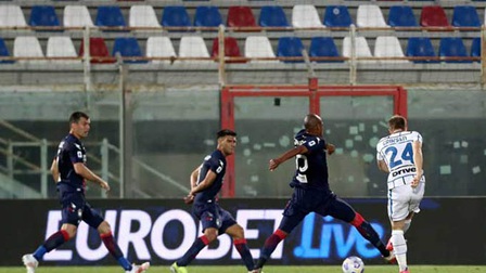 Crotone 0-2 Inter: Giành 3 điểm kịch tính, Inter chờ vô địch