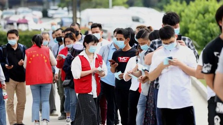Dịch cộng đồng trở lại, người Trung Quốc đổ xô đi tiêm vaccine