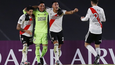 Dùng tiền vệ bắt gôn, River Plate vẫn thắng ở Copa Libertadores