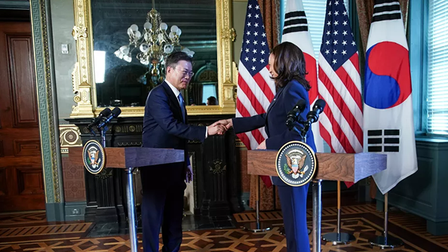 Phó Tổng thống Mỹ bị chỉ trích sau khi bắt tay Tổng thống Hàn Quốc