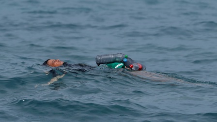 Tây Ban Nha: Điều tra vụ thiếu niên đeo chai nhựa vượt biển 
