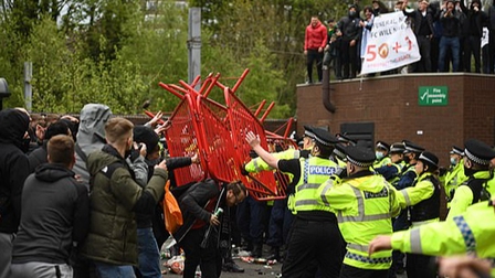 Chi tiết vụ CĐV Man United biểu tình: Đập phá Old Trafford, nhốt cầu thủ Liverpool trong phòng thay đồ