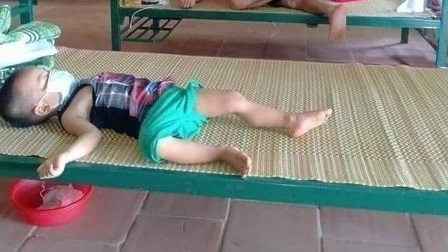 Rơi nước mắt hình ảnh bé trai 3 tuổi một mình nằm ngủ trong khu cách ly