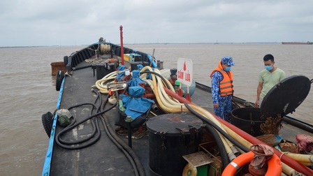 Bắt giữ tàu chở 25.000 lít dầu DO lậu trên biển