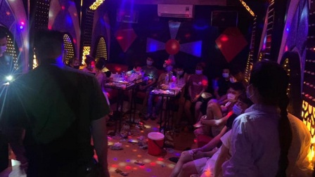 13 thanh niên tụ tập 'bay lắc' trong quán karaoke ở Hà Nội