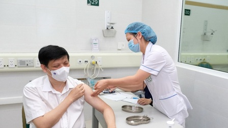 Bộ trưởng Bộ Y tế Nguyễn Thanh Long tiêm vaccine COVID-19 của AstraZeneca