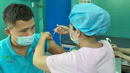 Các thành viên ĐT futsal Việt Nam được tiêm vaccine