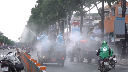 Quân đội phun tiêu độc khử trùng cho điểm nóng Covid-19 tại Gò Vấp
