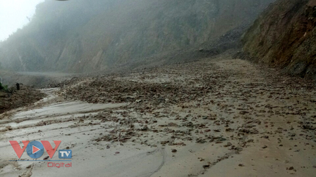 Lai Châu: Sạt lở gần 1.000m3 đất đá gây ách tắc giao thông