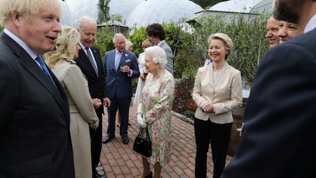 Ông Biden bị nghi phá vỡ quy tắc hoàng gia trong lần đầu gặp Nữ hoàng Anh