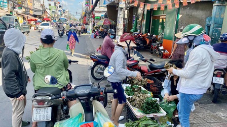 TPHCM: Thị trường Tết Đoan Ngọ đìu hiu, tiểu thương khóc ròng vì ế khách