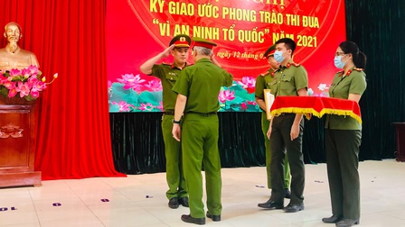Hà Nội: Khen thưởng 2 cán bộ Công an quận Tây Hồ dũng cảm cứu dân