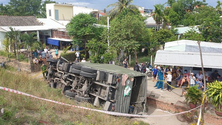 Xe quân đội lao xuống vệ đường, 2 người tử nạn