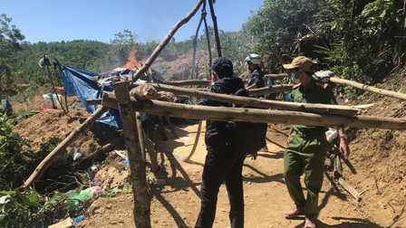 Quảng Nam: Phá hủy 12 lán trại khai thác vàng trái phép tại Bồng Miêu