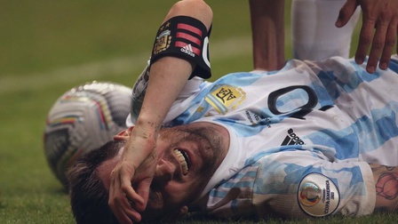 Choáng với hình ảnh Messi kiệt sức 'gánh team' giúp Argentina hạ Uruguay